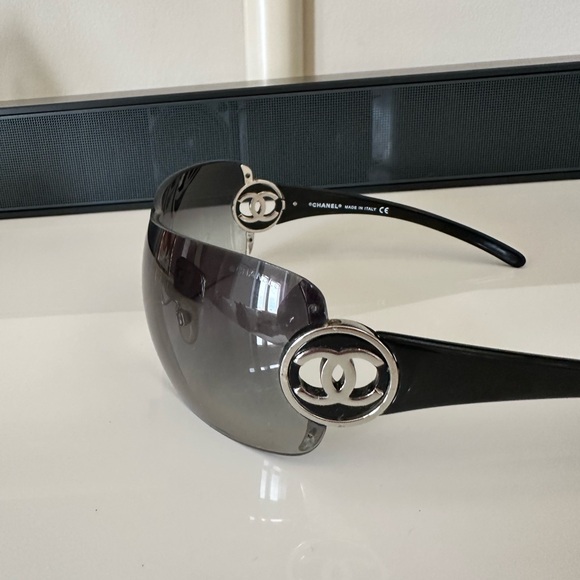 CHANEL SUNGLASSES FRAMELESS CC LOGO 1425 BLACK GRADIENT WITH SILVER ACCENT CC - Picture 10 of 16